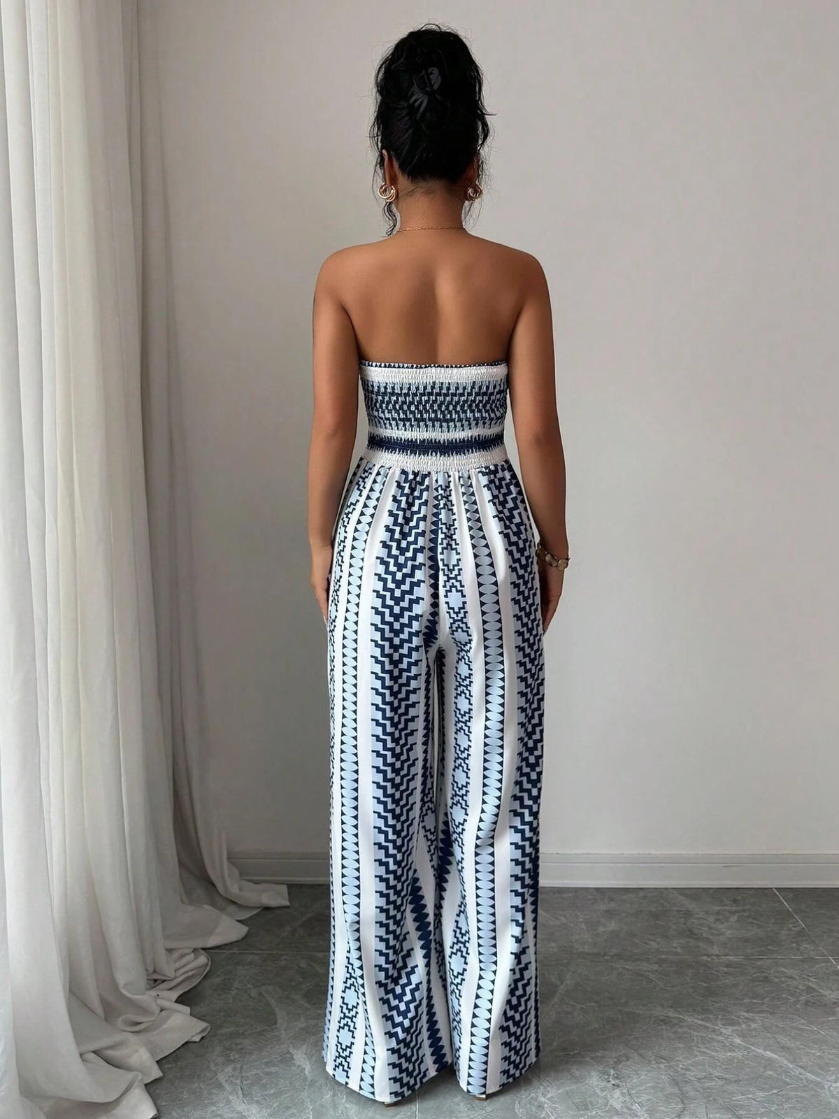 👗💙 Geometrische Jumpsuit met halterhals & zijsplit –  Perfect voor strand, kantoor & avond. 🔥✨
