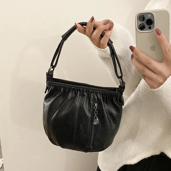 🥳2026 MEGA-AANBIEDING!💞Modieuze Eenvoudige Casual Geplooide Zachte PU Leren Schoudertas – NU 50% KORTING! 💼👜