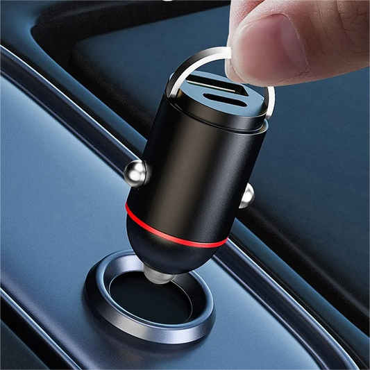 Compacte snellader met 2 poorten voor in de auto