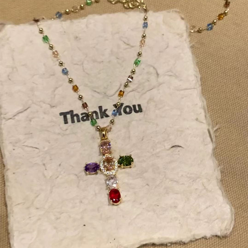 💎 50% KORTING!! ✝️ Kleurrijke ketting met kruisvormige hanger van strass – levendige glinstering, verstelbare lengte en een betekenisvol statement ✨