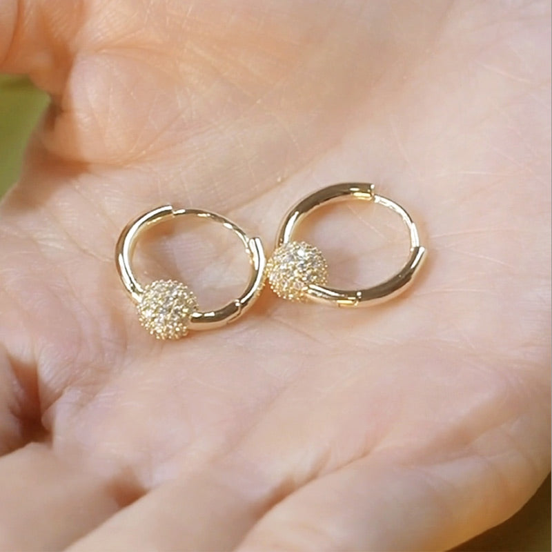 🥳2026 IN DE AANBIEDING🥳💞 50.000+ VERKOCHT!💥50% KORTING!🔥Gouden cirkeloorringen met klein bolletje – hypoallergeen, langdurige glans en perfect voor dagelijks gebruik🌟