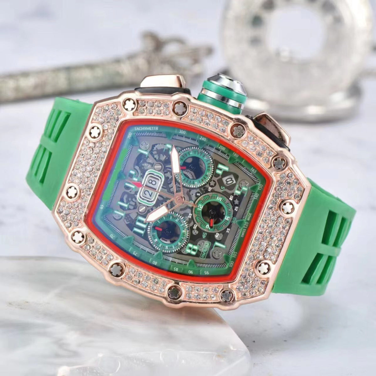 ⌚ Beperkte oplage – 56% korting✨ Luxe herenhorloge in tonneauvorm met strass-versiering