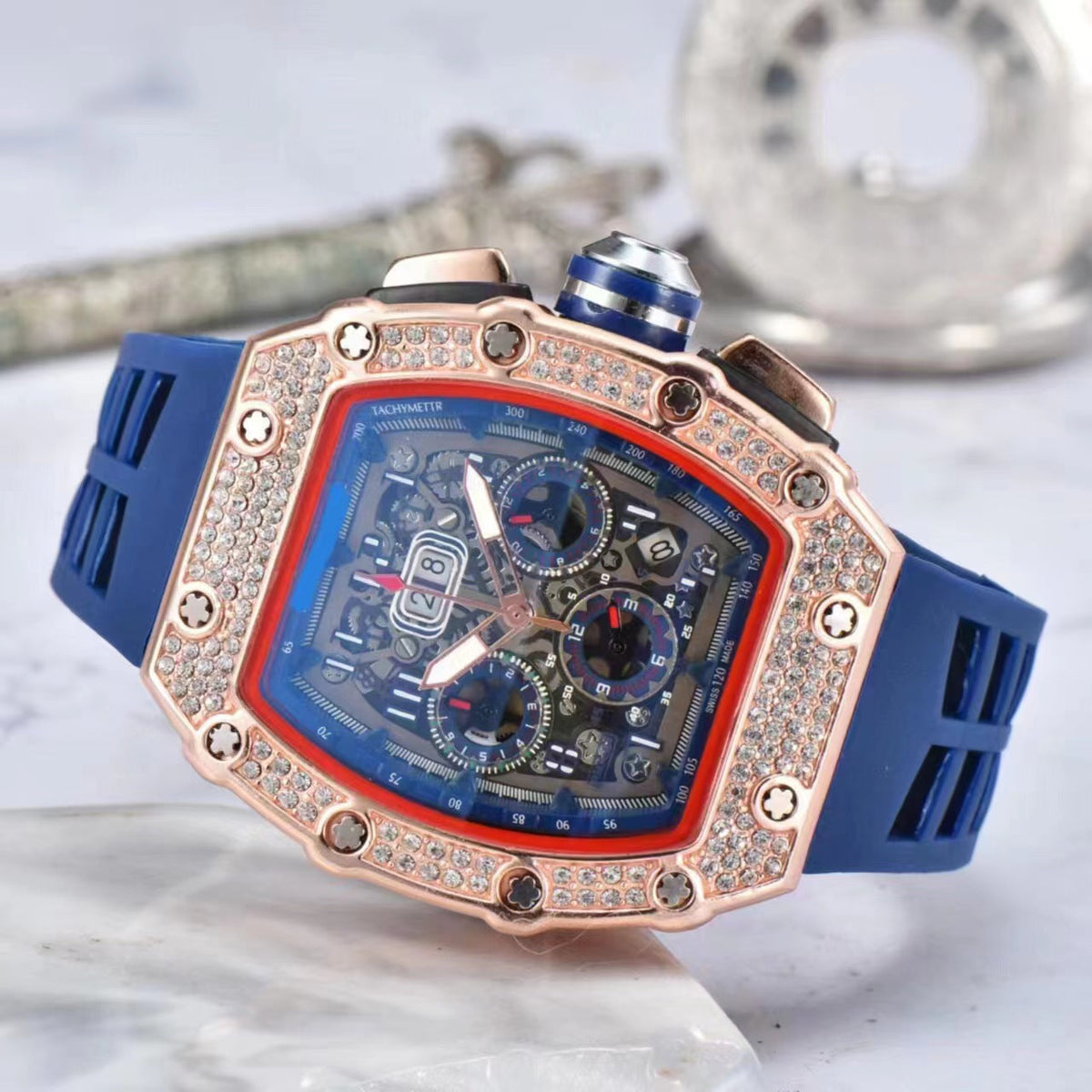 ⌚ Beperkte oplage – 56% korting✨ Luxe herenhorloge in tonneauvorm met strass-versiering