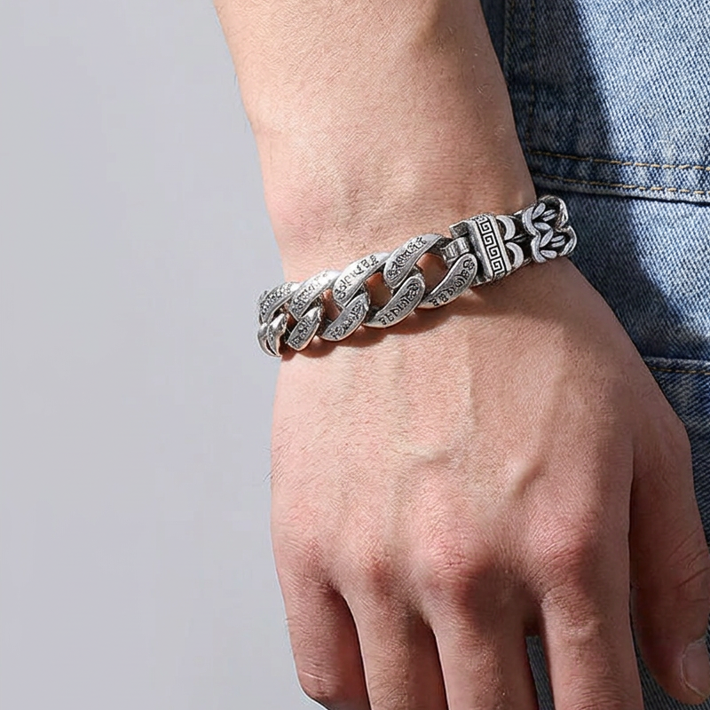 💿 FLASH SALE: 50% KORTING! 🕉️ Retro Mantra Armband voor Heren – Zes Gegraveerde Lettergrepen & Vintage Zilveren Afwerking – Spirituele Stijl ✨