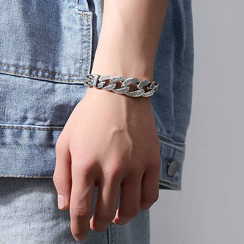 💿 FLASH SALE: 50% KORTING! 🕉️ Retro Mantra Armband voor Heren – Zes Gegraveerde Lettergrepen & Vintage Zilveren Afwerking – Spirituele Stijl ✨