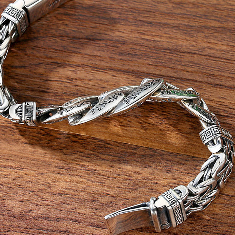 💿 FLASH SALE: 50% KORTING! 🕉️ Retro Mantra Armband voor Heren – Zes Gegraveerde Lettergrepen & Vintage Zilveren Afwerking – Spirituele Stijl ✨