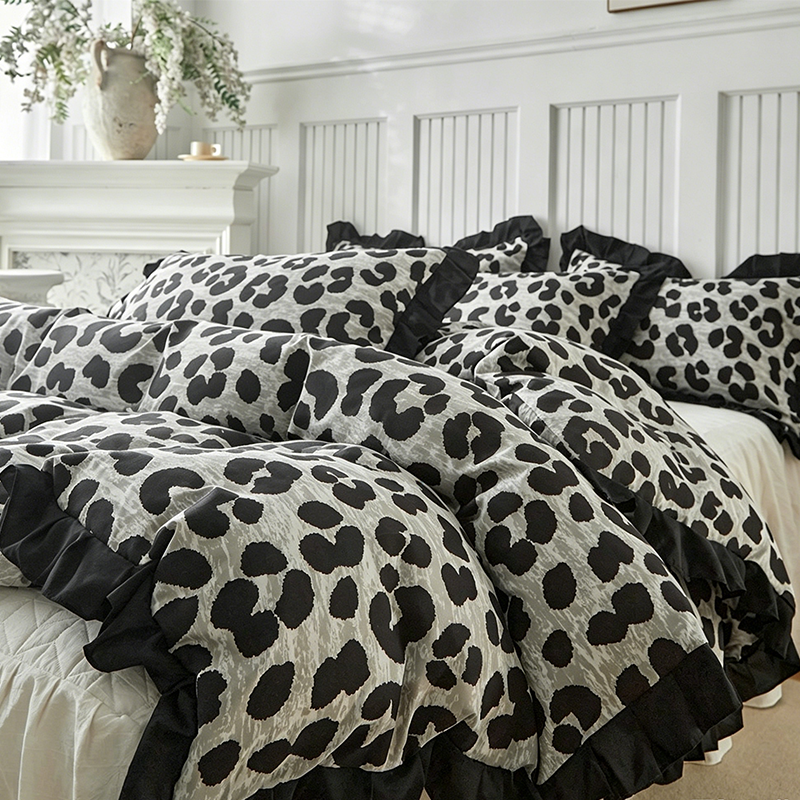 🛏️✨Dekbedovertrekset met luipaardprint en ruches